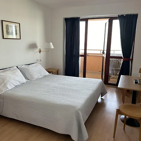 アパートホテル Nauthotel
